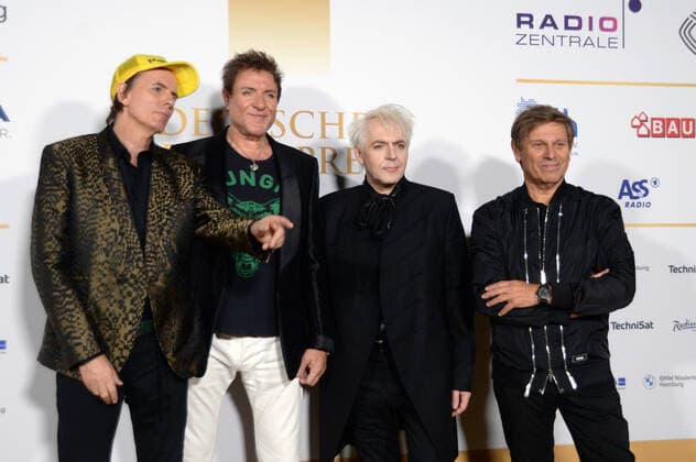 Hamburg der 02.09.2021 - John Taylor, Simon Le Bon, Nick Rhodes and Roger Taylor (v.li.) der britischen Band Duran Duran bei der Verleihung Deutscher Radiopreis 2021 in Hamburg auf dem goldenen Teppich. Die feierliche Gala fand unter Coronabedingungen im Schuppen 52 im Hamburger Hafen statt. Goldener Teppich zur Verleihung Deutscher Radiopreis 2021 in Hamburg, Hamburger Hafen Hamburg Deutschland Schuppen 52
