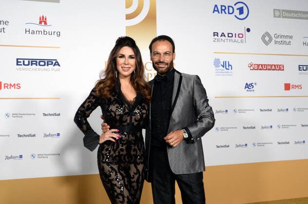 Hamburg der 02.09.2021 - Judith Williams und ihr Ehemann Alexander Klaus Stecher bei der Verleihung Deutscher Radiopreis 2021 in Hamburg auf dem goldenen Teppich. Die feierliche Gala fand unter Coronabedingungen im Schuppen 52 im Hamburger Hafen statt. Goldener Teppich zur Verleihung Deutscher Radiopreis 2021 in Hamburg, Hamburger Hafen Hamburg Deutschland Schuppen 52