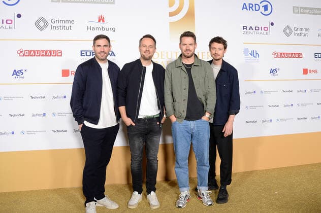 Hamburg der 02.09.2021 - Jakob Sinn, Kristoffer Huenecke, Johannes Strate und Niels Kristian Hansen mit ihrer Band Revolverheld bei der Verleihung Deutscher Radiopreis 2021 in Hamburg auf dem goldenen Teppich. Die feierliche Gala fand unter Coronabedingungen im Schuppen 52 im Hamburger Hafen statt. Goldener Teppich zur Verleihung Deutscher Radiopreis 2021 in Hamburg, Hamburger Hafen Hamburg Deutschland Schuppen 52