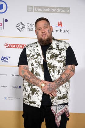 Hamburg der 02.09.2021 - Rory Charles Graham aka Rag n Bone Man bei der Verleihung Deutscher Radiopreis 2021 in Hamburg auf dem goldenen Teppich. Die feierliche Gala fand unter Coronabedingungen im Schuppen 52 im Hamburger Hafen statt. Goldener Teppich zur Verleihung Deutscher Radiopreis 2021 in Hamburg, Hamburger Hafen Hamburg Deutschland Schuppen 52