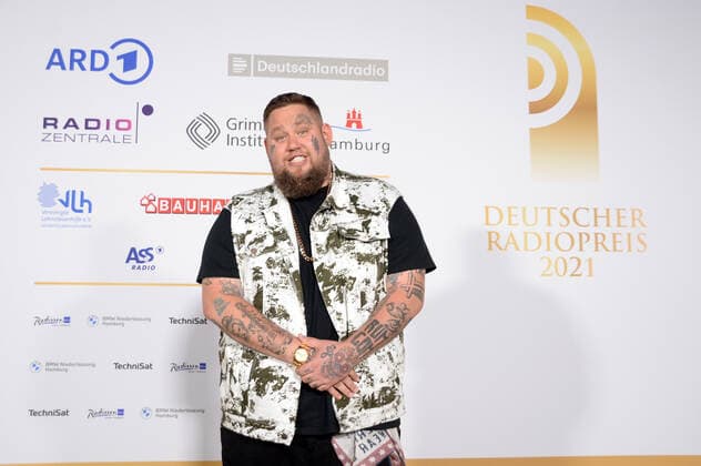 Hamburg der 02.09.2021 - Rory Charles Graham aka Rag n Bone Man bei der Verleihung Deutscher Radiopreis 2021 in Hamburg auf dem goldenen Teppich. Die feierliche Gala fand unter Coronabedingungen im Schuppen 52 im Hamburger Hafen statt. Goldener Teppich zur Verleihung Deutscher Radiopreis 2021 in Hamburg, Hamburger Hafen Hamburg Deutschland Schuppen 52