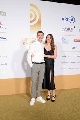 Hamburg der 02.09.2021 - Nathan Evans mit seiner Ehefrau Holly Evans bei der Verleihung Deutscher Radiopreis 2021 in Hamburg auf dem goldenen Teppich. Die feierliche Gala fand unter Coronabedingungen im Schuppen 52 im Hamburger Hafen statt. Goldener Teppich zur Verleihung Deutscher Radiopreis 2021 in Hamburg, Hamburger Hafen Hamburg Deutschland Schuppen 52