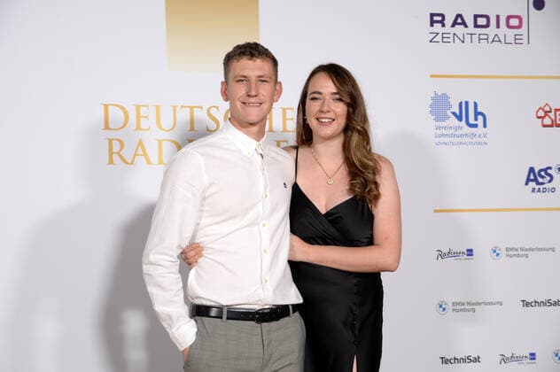 Hamburg der 02.09.2021 - Nathan Evans mit seiner Ehefrau Holly Evans bei der Verleihung Deutscher Radiopreis 2021 in Hamburg auf dem goldenen Teppich. Die feierliche Gala fand unter Coronabedingungen im Schuppen 52 im Hamburger Hafen statt. Goldener Teppich zur Verleihung Deutscher Radiopreis 2021 in Hamburg, Hamburger Hafen Hamburg Deutschland Schuppen 52