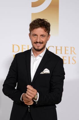 Hamburg der 02.09.2021 - Tommi Schmitt bei der Verleihung Deutscher Radiopreis 2021 in Hamburg auf dem goldenen Teppich. Die feierliche Gala fand unter Coronabedingungen im Schuppen 52 im Hamburger Hafen statt. Goldener Teppich zur Verleihung Deutscher Radiopreis 2021 in Hamburg, Hamburger Hafen Hamburg Deutschland Schuppen 52