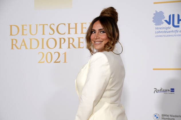 Hamburg der 02.09.2021 - Enissa Amani bei der Verleihung Deutscher Radiopreis 2021 in Hamburg auf dem goldenen Teppich. Die feierliche Gala fand unter Coronabedingungen im Schuppen 52 im Hamburger Hafen statt. Goldener Teppich zur Verleihung Deutscher Radiopreis 2021 in Hamburg, Hamburger Hafen Hamburg Deutschland Schuppen 52