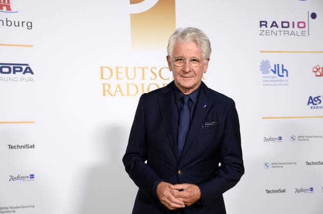 Hamburg der 02.09.2021 - Marcel Reif bei der Verleihung Deutscher Radiopreis 2021 in Hamburg auf dem goldenen Teppich. Die feierliche Gala fand unter Coronabedingungen im Schuppen 52 im Hamburger Hafen statt. Goldener Teppich zur Verleihung Deutscher Radiopreis 2021 in Hamburg, Hamburger Hafen Hamburg Deutschland Schuppen 52