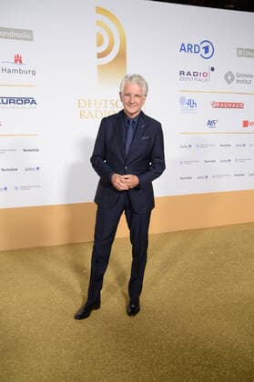 Hamburg der 02.09.2021 - Marcel Reif bei der Verleihung Deutscher Radiopreis 2021 in Hamburg auf dem goldenen Teppich. Die feierliche Gala fand unter Coronabedingungen im Schuppen 52 im Hamburger Hafen statt. Goldener Teppich zur Verleihung Deutscher Radiopreis 2021 in Hamburg, Hamburger Hafen Hamburg Deutschland Schuppen 52