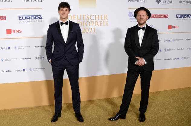 Hamburg der 02.09.2021 - Wincent Weiss und Johannes Oerding bei der Verleihung Deutscher Radiopreis 2021 in Hamburg auf dem goldenen Teppich. Die feierliche Gala fand unter Coronabedingungen im Schuppen 52 im Hamburger Hafen statt. Goldener Teppich zur Verleihung Deutscher Radiopreis 2021 in Hamburg, Hamburger Hafen Hamburg Deutschland Schuppen 52