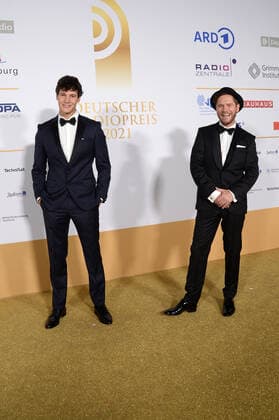 Hamburg der 02.09.2021 - Wincent Weiss und Johannes Oerding bei der Verleihung Deutscher Radiopreis 2021 in Hamburg auf dem goldenen Teppich. Die feierliche Gala fand unter Coronabedingungen im Schuppen 52 im Hamburger Hafen statt. Goldener Teppich zur Verleihung Deutscher Radiopreis 2021 in Hamburg, Hamburger Hafen Hamburg Deutschland Schuppen 52