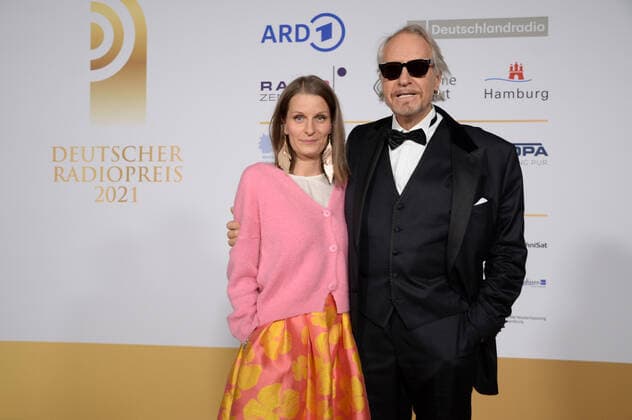 Hamburg der 02.09.2021 - Rainer Schöne und seine Ehefrau Anja Schöne bei der Verleihung Deutscher Radiopreis 2021 in Hamburg auf dem goldenen Teppich. Die feierliche Gala fand unter Coronabedingungen im Schuppen 52 im Hamburger Hafen statt. Goldener Teppich zur Verleihung Deutscher Radiopreis 2021 in Hamburg, Hamburger Hafen Hamburg Deutschland Schuppen 52