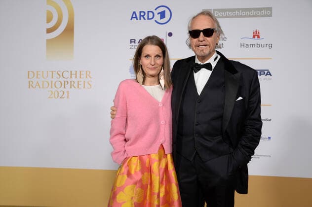 Hamburg der 02.09.2021 - Rainer Schöne und seine Ehefrau Anja Schöne bei der Verleihung Deutscher Radiopreis 2021 in Hamburg auf dem goldenen Teppich. Die feierliche Gala fand unter Coronabedingungen im Schuppen 52 im Hamburger Hafen statt. Goldener Teppich zur Verleihung Deutscher Radiopreis 2021 in Hamburg, Hamburger Hafen Hamburg Deutschland Schuppen 52
