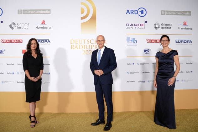 Hamburg der 02.09.2021 - Grit Leithäuser, Peter Tschentscher, Katja Marx (NDR) bei der Verleihung Deutscher Radiopreis 2021 in Hamburg auf dem goldenen Teppich. Die feierliche Gala fand unter Coronabedingungen im Schuppen 52 im Hamburger Hafen statt. Goldener Teppich zur Verleihung Deutscher Radiopreis 2021 in Hamburg, Hamburger Hafen Hamburg Deutschland Schuppen 52