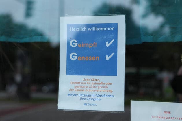 Im verschmutzten Fenster einer Eckkneipe in Barmbek hängt ein Zettel, der darauf hinweist, dass die Spelunke nur von Covid-19 genesenen oder gegen das Coronavirus geimpften Gästen Zutritt gewährt. In der Schankwirtschaft gilt die sogenannte 2G-Regel, nach der ungeimpfte Personen auch mit einem negativen Corona-Test keinen Zutritt erhalten. Hamburg ist Vorreiter mit dem sogenannten 2G-Optionsmodell, das bundesweit für viele Diskussionen sorgt. Barmbek Hamburg