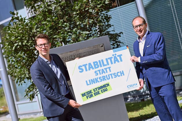 v.re:Alexander DOBRINDT (Vorsitzender der CSU Landesgruppe im Deutschen Bundestag), und Markus BLUME (Generalsekretaer) praesentieren vor der CSU Zentrale ein Transparent mit dem Wahlkampfmotto STABILITAET STATT LINKSRUTSCH-BEIDE STIMMEN FUER DIE CSU. Pressekonferenz im Anschluss an Videokonferenz des CSU Praesidiums n in der CSU Zentrale in Muenchen am 03.09.2021.