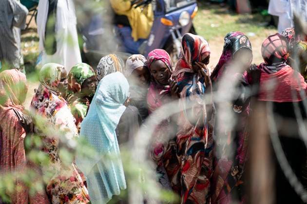 IMAGO Creative: Hunger August 31, 2021, Nyala, South Darfur, Sudan: Internally displaced persons await entrance to gather non food items at a distribution coordinated by UNHCR and Norwegian Church Aid at the Otash IDP Camp near Nyala, South Darfur, Sudan. The camp is home to approximately 275,000 people and more continue to arrive daily as fighting continues in the region. The distribution package contains sleeping mats, blankets, and cooking supplies for those newly arrived at the camp. Nyala Sudan - ZUMAb333 20210831_znp_b333_016 Copyright: xGreggxBrekkex