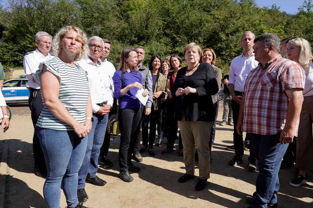 Rundgang durch das von der Flut betroffene Altenburg durch die Bundeskanzlerin und Ministerpraesidentin von Rheinland-Pfalz Aktuell, 03.09.2021, Altenburg, Bundeskanzlerin Dr. Angela Merkel und die Ministerpraesidentin von Rheinland-Pfalz Malu Dreyer und Innenminister Roger Lewentz sowie Buergermeister Ruediger Fuhrmann und Michaela Sebastian die Heimleitung des vom Hochwasser betroffenen Altenheims - blicken gemeinsam auf das Altenheim beim gemeinsamen Rundgang durch das von dem Hochwasser betroffene Ahrtal in Altenburg Altenburg Rheinland-Pfalz Deutschland