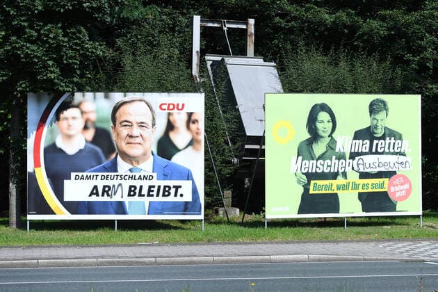 Wahlplakate - Bundestagswahl 2021 am 03.09.2021 in Oberhausen Zwei beschmierte Wahlplakate: - CDU ( Christlich Demokratische Union Deutschlands ) - Armin Laschet - mit der Aufschrift: Damit Deutschland arm bleibt. - Bündnis 90 Die Grünen - Annalena Baerbock und Robert Habeck mit der Aufschrift: Klima retten. Menschen ausbeuten. Die Bundestagswahl 2021 wird die Wahl zum 20. Deutschen Bundestag. Sie wird am 26. September 2021 stattfinden.