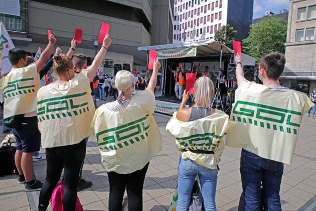 Streikkundgebung der Gewerkschaft Deutscher Lokomotivführer Auf der zentralen Streikkundgebung der Gewerkschaft Deutscher Lokomotivführer, GDL zeigen die Streikteilnehmer und Milglieder der GDL dem Konzern der Deutschen Bahn die rote Karte Essen Nordrhein-Westfalen Deutschland Innenstadt *** Strike rally of the German Locomotive Drivers Union At the central strike rally of the German Locomotive Drivers Union, GDL, strike participants and members of the GDL show the red card to the Deutsche Bahn corporation Essen North Rhine Westphalia Germany city centre