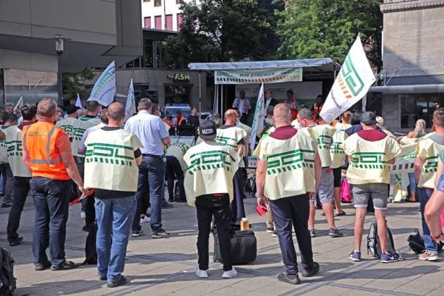 Streikkundgebung der Gewerkschaft Deutscher Lokomotivführer Auf der zentralen Streikkundgebung der Gewerkschaft Deutscher Lokomotivführer, GDL versamelten sich zahlreiche Mitglieder und demonstrierten gegen die Konzernleitung der Deutschen Bahn. Essen Nordrhein-Westfalen Deutschland Innenstadt *** Strike rally of the Gewerkschaft Deutscher Lokomotivführer At the central strike rally of the Gewerkschaft Deutscher Lokomotivführer, GDL numerous members gathered and demonstrated against the management of Deutsche Bahn Essen North Rhine Westphalia Germany city centre