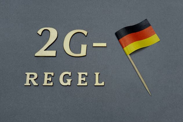 Deutschlandflagge und 2G-Regel Deutschlandflagge und 2G-Regel, 29.08.2021, Borkwalde, Brandenburg, Eine Deutschlandflagge liegt neben dem Schriftzug 2G-Regel.