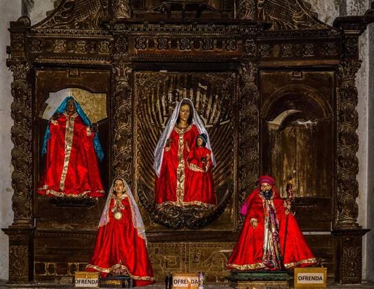  Holzfiguren der Heiligen, in Tracht eingekleidet, kolonialzeitliche Iglesia Parroquial Santiago Apostol von 1566, Santiago Atitlán, Atitlán-See, Santiago Atitlán, Guatemala, Mittelamerika *** Wooden figures of the saints, dressed in traditional costume, colonial-era Iglesia Parroquial Santiago Apostol of 1566, Santiago Atitlán, Lake Atitlán, Santiago Atitlán, Guatemala, Central America Copyright: imageBROKER/RaimundxFranken iblrfn07136322.jpg