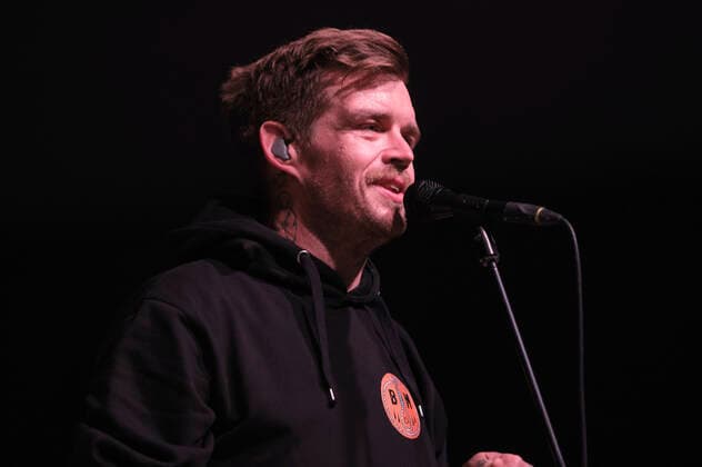 Nicholas Müller von Jupiter Jones live im Rahmen der Konzertreihe Back on Stage auf der Gilde Parkbühne. Hannover, 03.09.2021