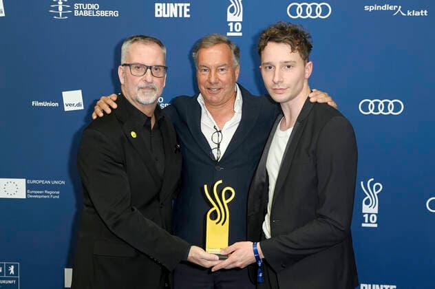 Kai Pieck, Nico Hofmann und Jonathan Berlin bei der Verleihung des Deutschen Schauspielpreises 2021 im Restaurant Spindler & Klatt. Berlin, 03.09.2021