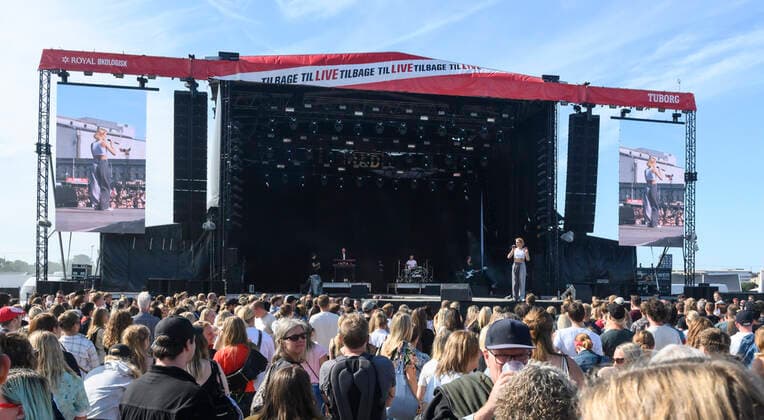 Tilbage Til Live Danske Clara paa scenen paa Refshaleoeen loerdag den 4. september 2021. Under overskriften Tilbage Til Live er ni af landets stoerste festivaler sammen om at skabe oplevelser med livemusikken og faellesskabet i centrum med en udendoers koncertdag paa Refshaleoeen i Koebenhavn.. , Copenhagen Copyright: TorbenxChristensen TorbenxChristensenx cop108 spdk20210904-152203-L