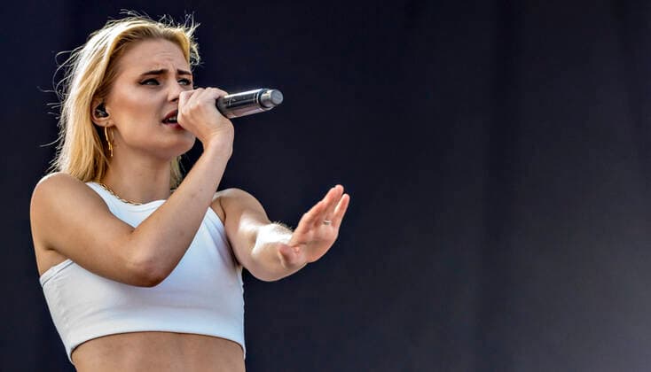 Tilbage Til Live Danske Clara paa scenen paa Refshaleoeen loerdag den 4. september 2021. Under overskriften Tilbage Til Live er ni af landets stoerste festivaler sammen om at skabe oplevelser med livemusikken og faellesskabet i centrum med en udendoers koncertdag paa Refshaleoeen i Koebenhavn.. , Copenhagen Copyright: TorbenxChristensen TorbenxChristensenx cop108 spdk20210904-152217-L
