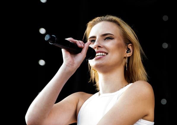 Entertainment Bilder des Tages Tilbage Til Live Danske Clara paa scenen paa Refshaleoeen loerdag den 4. september 2021. Under overskriften Tilbage Til Live er ni af landets stoerste festivaler sammen om at skabe oplevelser med livemusikken og faellesskabet i centrum med en udendoers koncertdag paa Refshaleoeen i Koebenhavn.. , Copenhagen Copyright: TorbenxChristensen TorbenxChristensenx cop108 spdk20210904-152254-L