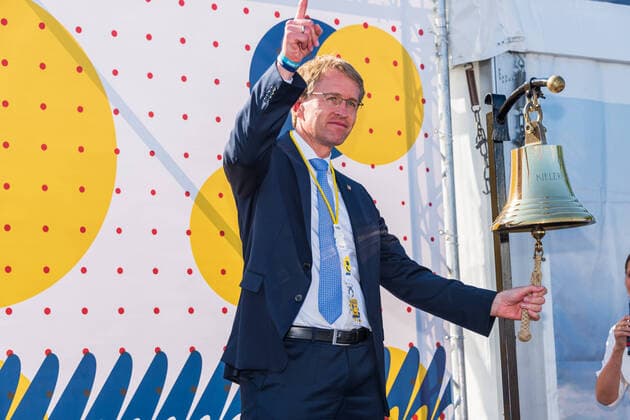 Bilder des Jahres 2021, News 09 September News Themen der Woche KW35 Entertainment Bilder des Tages News Bilder des Tages Kiel, Schilksee 4. September 2021 Die Kieler Woche 2021 ist eröffnet. Kleiner als ursprünglich geplant findet die Kieler Woche vom 4. 12. September statt. Den Schwerpunkt bilden in diesem Jahr die Segelwettbewerbe vor Schilksee. Nur dort gibt es einen Gastronomiebereich. Coronabedingt finden in der Stadt Kiel nur wenige kleine Konzerte statt, ohne Flaniermeilen und Festivalstimmung. Die Kieler Woche 2021 wurde von Ministerpräsident Daniel Günther (Glasen mit der Schiffsglocke) und dem Weltumsegler Boris Herrmann (Typhon Signal) eröffnet. Mit dabei Landesvizepräsidentin Kirsten Eickhoff-Weber, Stadtpräsident Hans-Werner Tovar, OB Ulf Kämpfer, Prof. Dr. Katja Matthes, Dirk Ramhorst, Moderatorin Kristin Recke *** Kiel, Schilks