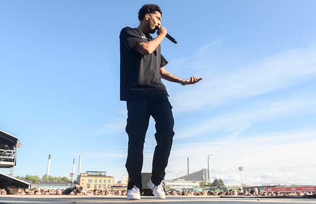 Tilbage Til Live Danske Kesi paa scenen paa Refshaleoeen loerdag den 4. september 2021. Under overskriften Tilbage Til Live er ni af landets stoerste festivaler sammen om at skabe oplevelser med livemusikken og faellesskabet i centrum med en udendoers koncertdag paa Refshaleoeen i Koebenhavn.. , Copenhagen Copyright: TorbenxChristensen TorbenxChristensenx cop108 spdk20210904-181752-L