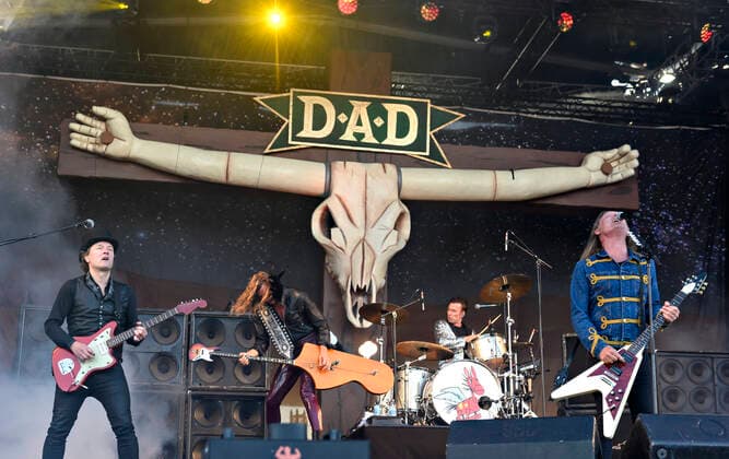 Tilbage Til Live Det danske band D-A-D paa scenen paa Refshaleoeen loerdag den 4. september 2021. Under overskriften Tilbage Til Live er ni af landets stoerste festivaler sammen om at skabe oplevelser med livemusikken og faellesskabet i centrum med en udendoers koncertdag paa Refshaleoeen i Koebenhavn.. , Copenhagen Copyright: TorbenxChristensen TorbenxChristensenx cop108 spdk20210904-190934-L