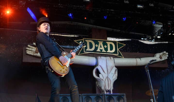 Tilbage Til Live Det danske band D-A-D paa scenen paa Refshaleoeen loerdag den 4. september 2021. Under overskriften Tilbage Til Live er ni af landets stoerste festivaler sammen om at skabe oplevelser med livemusikken og faellesskabet i centrum med en udendoers koncertdag paa Refshaleoeen i Koebenhavn.. , Copenhagen Copyright: TorbenxChristensen TorbenxChristensenx cop108 spdk20210904-190948-L