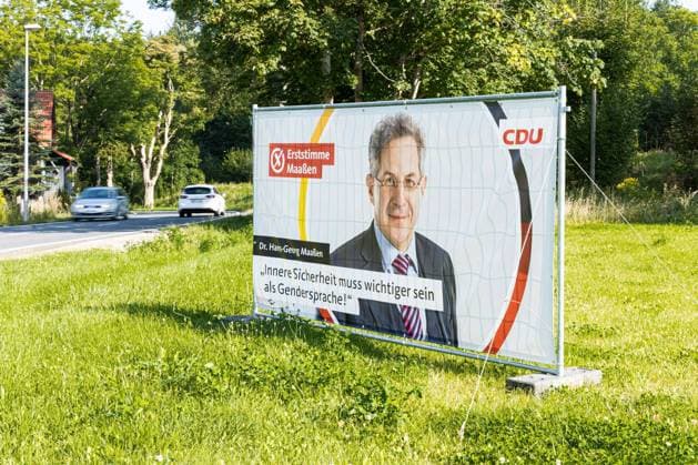 Schleusingen, Deutschland 05. September 2021: News - 2021 - Bundestagswahl 2021 in Thueringen - 05.09.2021 Ein Transparent zur Bundestagswahl 2021 mit Hans-Georg Maaßen Maassen (CDU) steht an einer Strasse im Schleusinger Ortsteil Erlau. Er tritt als Direktkandidat für die CDU im Wahlkreis 196 (Suhl Schmalkalden-Meiningen Hildburghausen Sonneberg) an. Thüringen *** Schleusingen, Germany 05 September 2021 News 2021 Federal election 2021 in Thuringia 05 09 2021 A banner for the federal election 2021 with Hans Georg Maaßen Maassen CDU stands on a street in the Schleusingen district of Erlau He is running as a direct candidate for the CDU in the constituency 196 Suhl Schmalkalden Meiningen Hildburghausen Sonneberg Thurin Copyright: xFotostandx xMattheyx