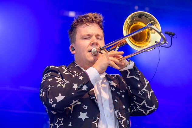 Florian Hertel von Druckluft live beim Üvverm Horizont Konzert auf dem OpenAir-Port Festival 2021 am Flughafen Köln Bonn. Köln, 04.09.2021