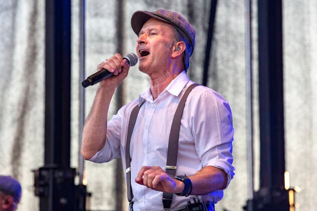 Frank Reudenbach von Klüngelköpp live beim Üvverm Horizont Konzert auf dem OpenAir-Port Festival 2021 am Flughafen Köln Bonn. Köln, 04.09.2021