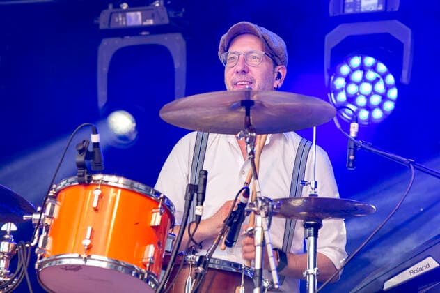 Stephan Loschelders von Klüngelköpp live beim Üvverm Horizont Konzert auf dem OpenAir-Port Festival 2021 am Flughafen Köln Bonn. Köln, 04.09.2021