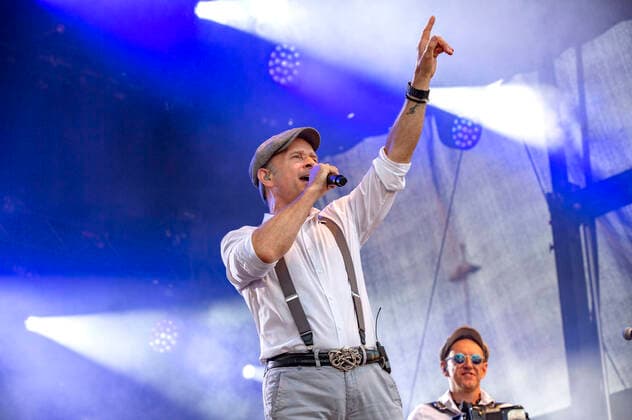 Frank Reudenbach von Klüngelköpp live beim Üvverm Horizont Konzert auf dem OpenAir-Port Festival 2021 am Flughafen Köln Bonn. Köln, 04.09.2021