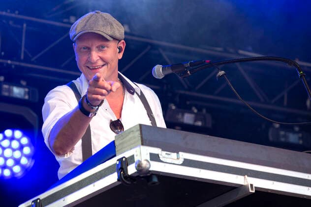 Jochen Damm von Klüngelköpp live beim Üvverm Horizont Konzert auf dem OpenAir-Port Festival 2021 am Flughafen Köln Bonn. Köln, 04.09.2021