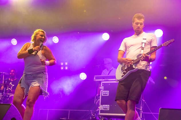 Nici Kempermann und Phil Schöpe von Kempes Finest live beim Üvverm Horizont Konzert auf dem OpenAir-Port Festival 2021 am Flughafen Köln Bonn. Köln, 04.09.2021