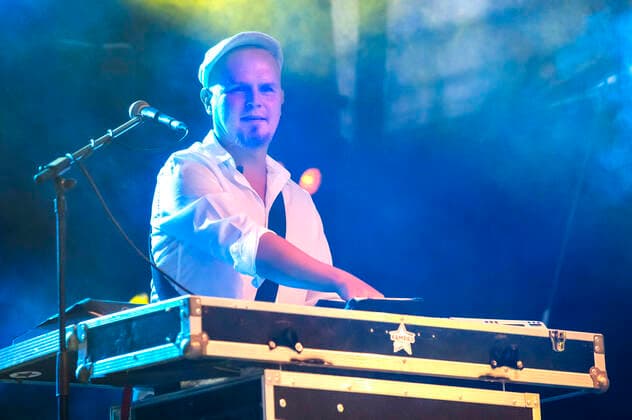 Thomas Gwosdz von Kempes Finest live beim Üvverm Horizont Konzert auf dem OpenAir-Port Festival 2021 am Flughafen Köln Bonn. Köln, 04.09.2021