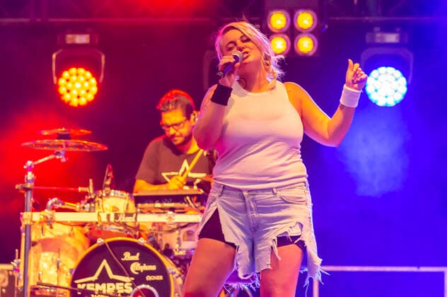Victor Gonzales und Nici Kempermann von Kempes Finest live beim Üvverm Horizont Konzert auf dem OpenAir-Port Festival 2021 am Flughafen Köln Bonn. Köln, 04.09.2021