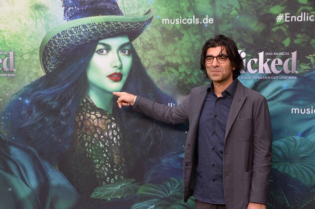 Bilder des Jahres 2021, Entertainment 09 September Entertainment Themen der Woche KW35 Entertainment Bilder des Tages Hamburg der 05.09.2021 - Fatih Akin zu Gast bei der Deutschlandpremiere des Musical Wicked Magie zwischen gut und böse in Hamburg. Das Musical wird seit Anfang September 2021 im Stage Operettenhaus Neue Flora gespielt. Wicked - Das Musical feierte in Hamburg Deutschlandpremiere, Hamburg Hamburg Deutschland Altona *** Hamburg the 05 09 2021 Fatih Akin to guest at the German premiere of the musical Wicked magic between good and evil in Hamburg The musical is played since the beginning of September 2021 at the Stage Operettenhaus Neue Flora Wicked The Musical celebrated in Hamburg Germany premiere, Hamburg Hamburg Germany Altona