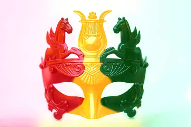 Eine Maske mit den Farben einer Ampelkoalition Rot-Gelb-Grün. (Fotomontage, Themenbild, Symbolbild)