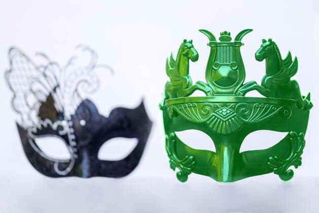 Zwei Maske mit den Farben einer Schwarz-Grün-Koalition. (Fotomontage, Themenbild, Symbolbild)