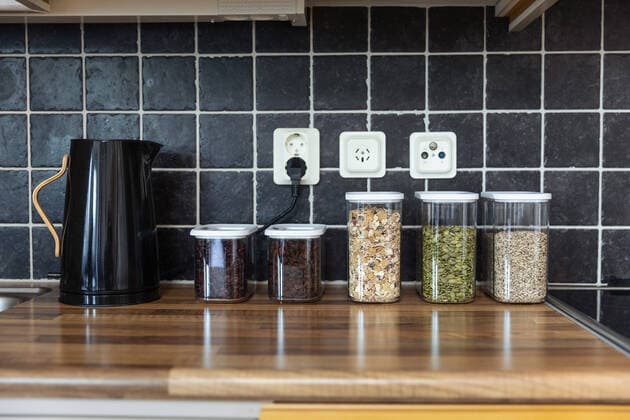 IMAGO Creative: Haushaltsger?te - Wasserkocher Plastic containers with muesli and sunflower and pumpkin seeds placed near coffee beans and electric kettle on counter in kitchen, Property released FrancisLofvenholm_MorningAtHome_14.jpg Copyright: xFrancisxLofvenholmx Model Released