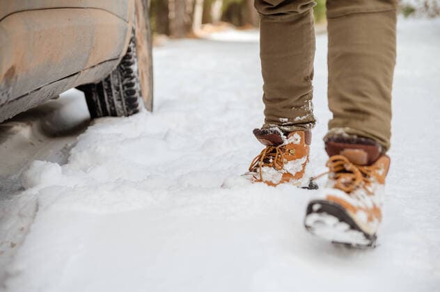 IMAGO Creative: Wintersport, Mode Crop anonymous male in warm clothes getting out of car parked on snowy road in winter woods, Model released MiguelCano_SnowDay_50.jpg Copyright: xMiguelxCanox MR