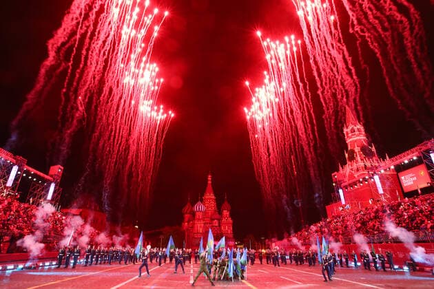 News Bilder des Tages MOSCOW, RUSSIA â€“ SEPEMBER 5, 2021: Fireworks light up the sky as the Combined Band of the Russian Airborne Forces performs at the closing of the 2021 Spasskaya Tower International Military Music Festival in Moscow s Red Square. Sergei Karpukhin TASS  TS10F3D5