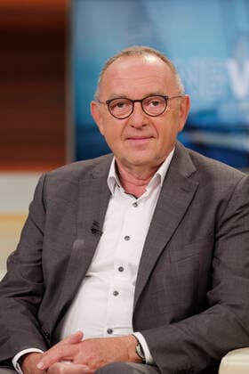 Norbert Walter-Borjans bei Anne Will 2021-09-05 Deutschland, Berlin - Norbert Walter-Borjans (SPD), Parteivorsitzender, zu Gast bei Anne Will im Ersten Deutschen Fernsehen. Thema der Politik-Talkrunde: Mindestlohn, Reichensteuer, Schuldenbremse - steht Deutschland vor einer richtungswahl? *** Norbert Walter Borjans at Anne Will 2021 09 05 Germany, Berlin Norbert Walter Borjans SPD , party leader, as a guest at Anne Will in the First German Television Topic of politics Talk round minimum wage, wealth tax, debt brake Germany faces a directional choice